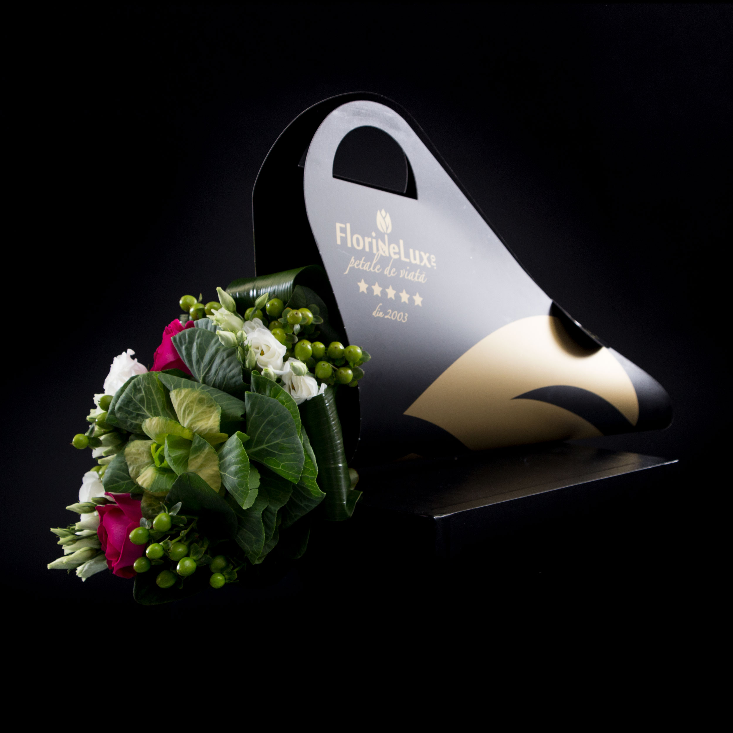 Flori de lux exotice in bouquet holder